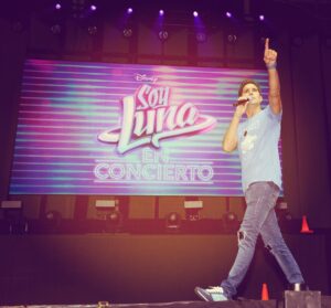 Dany Martins Instagram - Ese momento donde te sentís absolutamente libre, generando sensaciones en los demás! Alegrías, sonrisas, aplausos, carcajadas! El público esperando que llegue ese momento tan esperado! #soylunaenconcierto #SoyLuna #Tecnopolis #momentos #Conducción Quien pudo ir al concierto? #look @bydeepoficial @carladlera