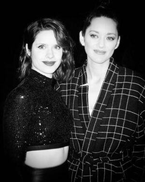 Daphné Patakia Instagram - Si heureuse et tellement fière d’avoir eu @marioncotillard pour marraine ✨💖✨
Merci Marion 🥹🥰

@academiedescesar 
@ayafujitamakeup
@thibaudsalducci 
@prada 
@orbis.media

📸 @richardgianorio