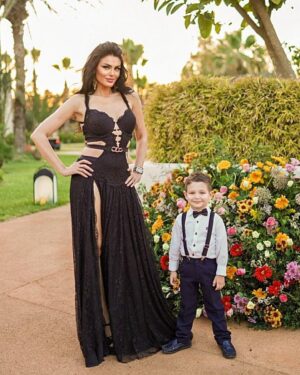 Dareen Haddad Instagram - Mr & Mrs.Bayram Eltonsy 🤣🎩
Special thanks for the best @ahmedabdullah_official 🔥
Shot by @brahim_abbes ❤️
Thank you Rahma 😘for my hair #makeupmyself #finallookmakeup #bymyself 
#meandmynephew #tunisia #weddingphotography #tunis #mariage #boystyle #auntlife