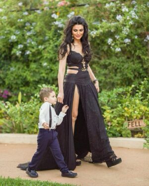 Dareen Haddad Instagram - Mr & Mrs.Bayram Eltonsy 🤣🎩
Special thanks for the best @ahmedabdullah_official 🔥
Shot by @brahim_abbes ❤️
Thank you Rahma 😘for my hair #makeupmyself #finallookmakeup #bymyself 
#meandmynephew #tunisia #weddingphotography #tunis #mariage #boystyle #auntlife
