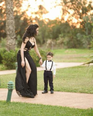 Dareen Haddad Instagram - Mr & Mrs.Bayram Eltonsy 🤣🎩
Special thanks for the best @ahmedabdullah_official 🔥
Shot by @brahim_abbes ❤️
Thank you Rahma 😘for my hair #makeupmyself #finallookmakeup #bymyself 
#meandmynephew #tunisia #weddingphotography #tunis #mariage #boystyle #auntlife