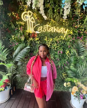 Daria Johns Instagram - Not fragile like a flower. Fragile like a bomb.🌸🌱💣
•
•
#daria #dariajohns #castaway #castawayburbank #burbank #explore #explorepage #flower #pink #outfit #braids #blackgirl
