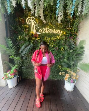 Daria Johns Instagram - Not fragile like a flower. Fragile like a bomb.🌸🌱💣
•
•
#daria #dariajohns #castaway #castawayburbank #burbank #explore #explorepage #flower #pink #outfit #braids #blackgirl