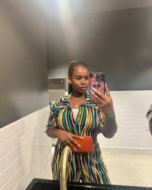 Daria Johns Instagram - Thank you so much @bingtracey for the invite to @ridebackrise ‘s Rise to Comedy Show✨ Such a great night💗
•
•
#daria #dariajohns #explore #explorepage #rideback #ridebackrise #comedy #comedyshow #outfit