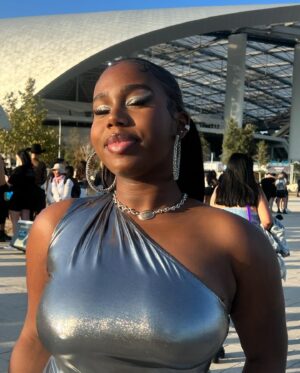 Daria Johns Instagram - There is only one way.. and that’s the renaissance way🐝👑 
•
•
#daria #dariajohns #renaissance #rwt #beyonce #tour #silver #mute #explorepage #explore #mua