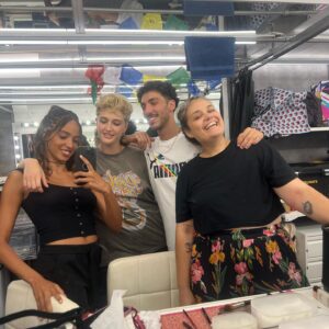 Dariam Coco Instagram - el verano pasado rodamos en tenerife esta serie q se estrena ya mismo, Bel es intensisima y monisima pero q les voy a decir yo, q ganas de q la conozcan🤍

El 28 de enero es de ustedes💫
@plano_a_plano 
@atresplayer 
@unavidamenoscanarias 
@cramtalent