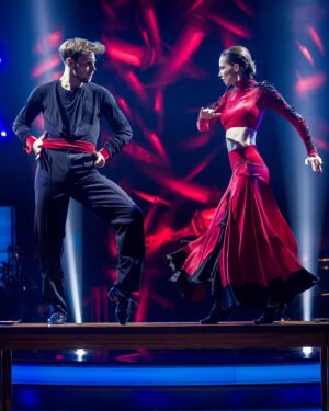 Darija Pavlovičová Instagram - Ach! Na paso doble jsem se tak moc těšila. Celou dobu jsem doufala, že si ho zatančím a ejhle, ono se to splnilo! ♥️
 Tak nádherný, nebezpečný a zároveň vášnivý tanec* 

Děkuju, že jste mi to umožnili* a děkuju, že jste mi věřili celou tu dobu natolik, že jsem se protančila až do finále. Byla to nečekaná cesta plná proměn. Dojímáte mě každičkou zprávou, komentářem i všema sestřihama, co děláte. 🫂🤍

Hlava mi nebere, že se všechno chýlí ke konci. Každý den zažívám naposledy a tím víc se snažím ještě nasát do sebe vůni celého půl roku. Je to šílený, smutný a zároveň tak krásný🧚🏻‍♂️

Čeká nás nabitá sobota. My makáme a doufáme, že si ji užijete s námi🫧 

 Tak brzy! Vaše D&Déčka🌞SD 1

#stardance #darijadominik #sd1 
@stardancecz 📸 - Mikuláš Křepelka