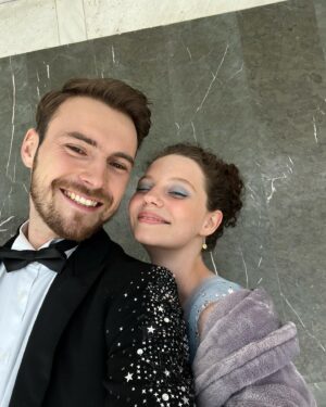 Darija Pavlovičová Instagram - StarDance dump✨

 
🩵, protančené střevíčky, na trénink jedině stylově(kocovinově), Dominik being Dominik, Arturito, party na Déčku jsou očividně divoký, blessed with můra, tiskovka, nejvíc cool ponožky v botech) a večerní odcházení z tréninků… 🌻🫧🌄
Díky díky díky
Having the time of my life🌾 

A za necelý měsíc bude první přenos! Aaaaa!

#stardance #stardancexii