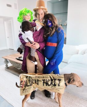 Darin Brooks Instagram - Happy Halloween from our family to yours!! What are you guys dressing up as this year? 🎃 

#happyhalloween #halloweencostume #willywonka #familycostumes #halloween
