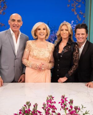 Darío Lopilato Instagram - Hoy tengo una cena Romántica con @mirthalegrand en el @eltrecetv a lad 21:30 hs,  a lo grande empiezo mi Junio del 2024!!! 
- compartí la @lamesazarg con la bella de @roccasalvosusana , @dayubm y  @edgardo_alfano .
- outfit from @oggizapatos 
  @equustienda 
- @berniecatoira
Gracias Doc! @draeugeniacastello 
@maisonbarragan 💇🏻‍♂️