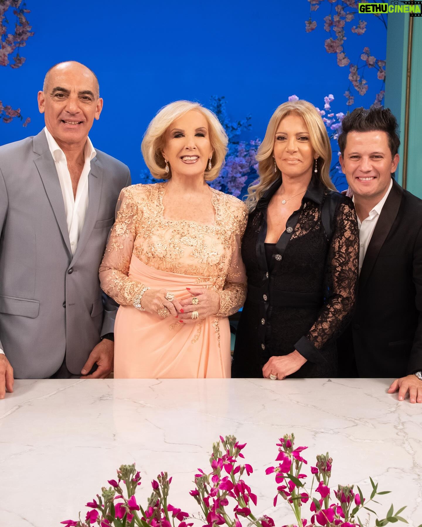 Darío Lopilato - 31.8K Likes - Hoy tengo una cena Romántica con @mirthalegrand en el @eltrecetv a lad 21:30 hs, a lo grande empiezo mi Junio del 2024!!!
- compartí la @lamesazarg con la bella de @roccasalvosusana , @dayubm y @edgardo_alfano .
- outfit from @oggizapatos
@equustienda
- @berniecatoira
Gracias Doc! @draeugeniacastello
@maisonbarragan 💇🏻♂️