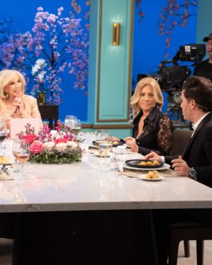 Darío Lopilato Instagram - Hoy tengo una cena Romántica con @mirthalegrand en el @eltrecetv a lad 21:30 hs,  a lo grande empiezo mi Junio del 2024!!! 
- compartí la @lamesazarg con la bella de @roccasalvosusana , @dayubm y  @edgardo_alfano .
- outfit from @oggizapatos 
  @equustienda 
- @berniecatoira
Gracias Doc! @draeugeniacastello 
@maisonbarragan 💇🏻‍♂️