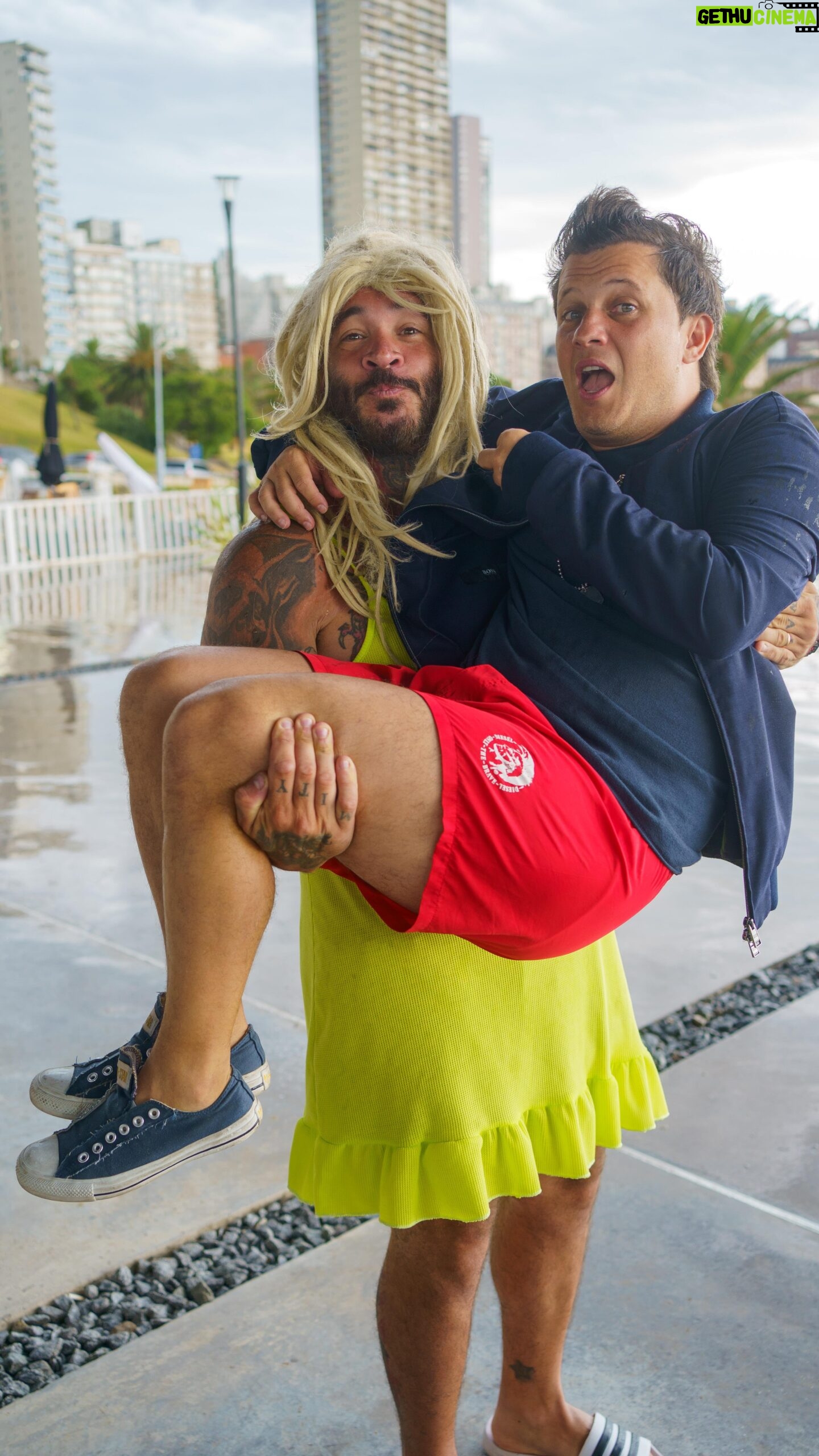 Darío Lopilato - 142.4K Likes - Tuve una cita con @lopymanok 😍❤️ nos conocimos en #tinder
😂😂😂🤣🤣
#coquiargento #lajenny
Si andan por Mardel no se pierdan la obra @elbotones.teatro que la rompen!!!!