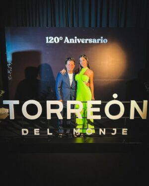 Darío Lopilato Instagram - 120 años del @torreondelmonje 🤍
¡Un lugar hermoso que amamos!

@complotadasok 👗