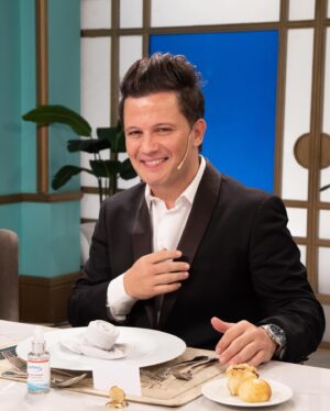 Darío Lopilato Instagram - Hoy tengo una cena Romántica con @mirthalegrand en el @eltrecetv a lad 21:30 hs,  a lo grande empiezo mi Junio del 2024!!! 
- compartí la @lamesazarg con la bella de @roccasalvosusana , @dayubm y  @edgardo_alfano .
- outfit from @oggizapatos 
  @equustienda 
- @berniecatoira
Gracias Doc! @draeugeniacastello 
@maisonbarragan 💇🏻‍♂️