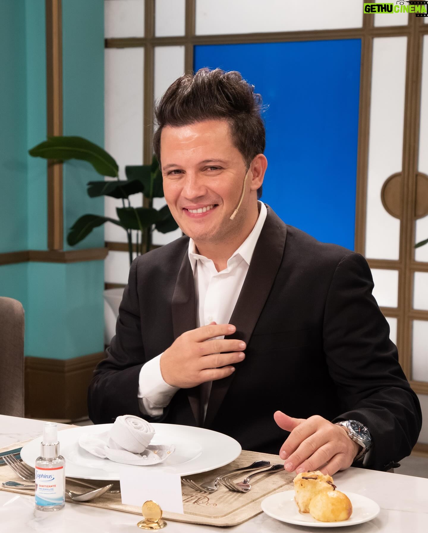 Darío Lopilato - 31.8K Likes - Hoy tengo una cena Romántica con @mirthalegrand en el @eltrecetv a lad 21:30 hs, a lo grande empiezo mi Junio del 2024!!!
- compartí la @lamesazarg con la bella de @roccasalvosusana , @dayubm y @edgardo_alfano .
- outfit from @oggizapatos
@equustienda
- @berniecatoira
Gracias Doc! @draeugeniacastello
@maisonbarragan 💇🏻♂️
