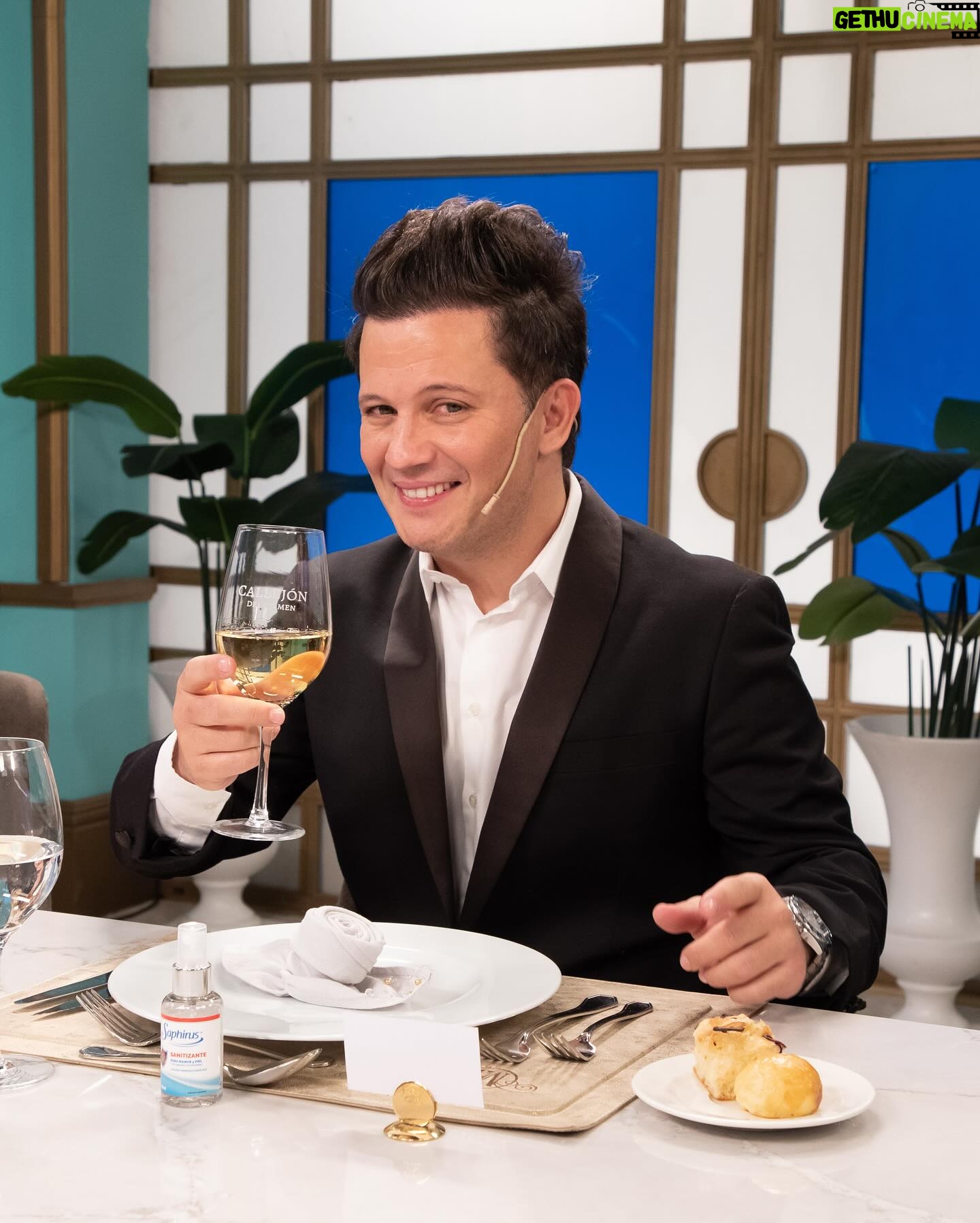 Darío Lopilato - 31.8K Likes - Hoy tengo una cena Romántica con @mirthalegrand en el @eltrecetv a lad 21:30 hs, a lo grande empiezo mi Junio del 2024!!!
- compartí la @lamesazarg con la bella de @roccasalvosusana , @dayubm y @edgardo_alfano .
- outfit from @oggizapatos
@equustienda
- @berniecatoira
Gracias Doc! @draeugeniacastello
@maisonbarragan 💇🏻♂️