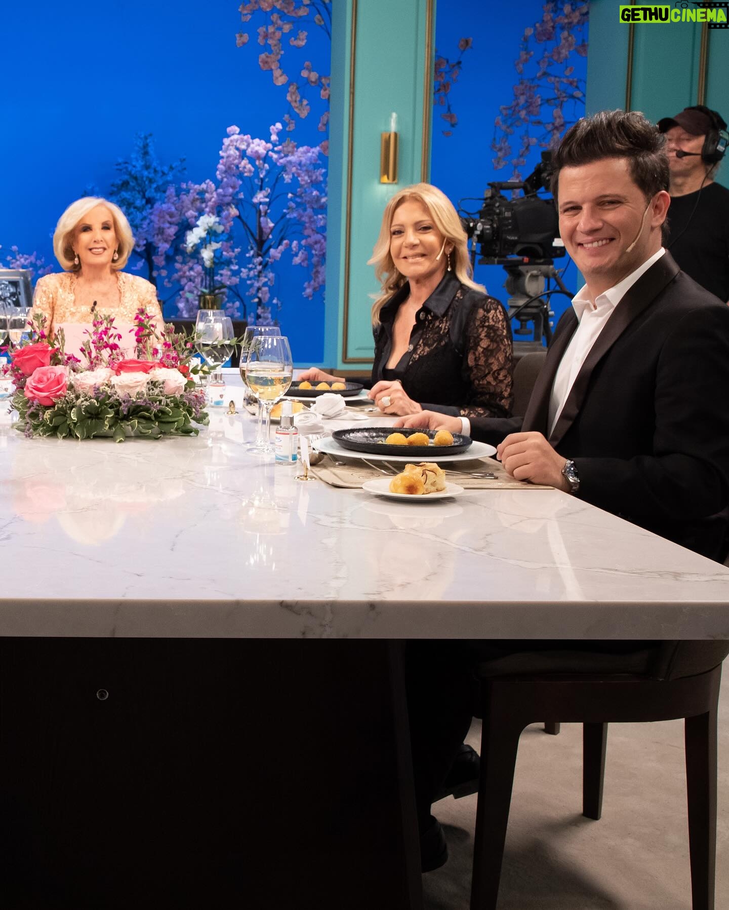 Darío Lopilato - 31.8K Likes - Hoy tengo una cena Romántica con @mirthalegrand en el @eltrecetv a lad 21:30 hs, a lo grande empiezo mi Junio del 2024!!!
- compartí la @lamesazarg con la bella de @roccasalvosusana , @dayubm y @edgardo_alfano .
- outfit from @oggizapatos
@equustienda
- @berniecatoira
Gracias Doc! @draeugeniacastello
@maisonbarragan 💇🏻♂️