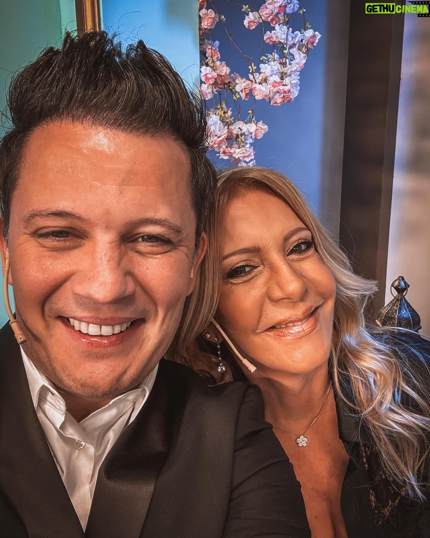 Darío Lopilato - 31.8K Likes - Hoy tengo una cena Romántica con @mirthalegrand en el @eltrecetv a lad 21:30 hs, a lo grande empiezo mi Junio del 2024!!!
- compartí la @lamesazarg con la bella de @roccasalvosusana , @dayubm y @edgardo_alfano .
- outfit from @oggizapatos
@equustienda
- @berniecatoira
Gracias Doc! @draeugeniacastello
@maisonbarragan 💇🏻♂️