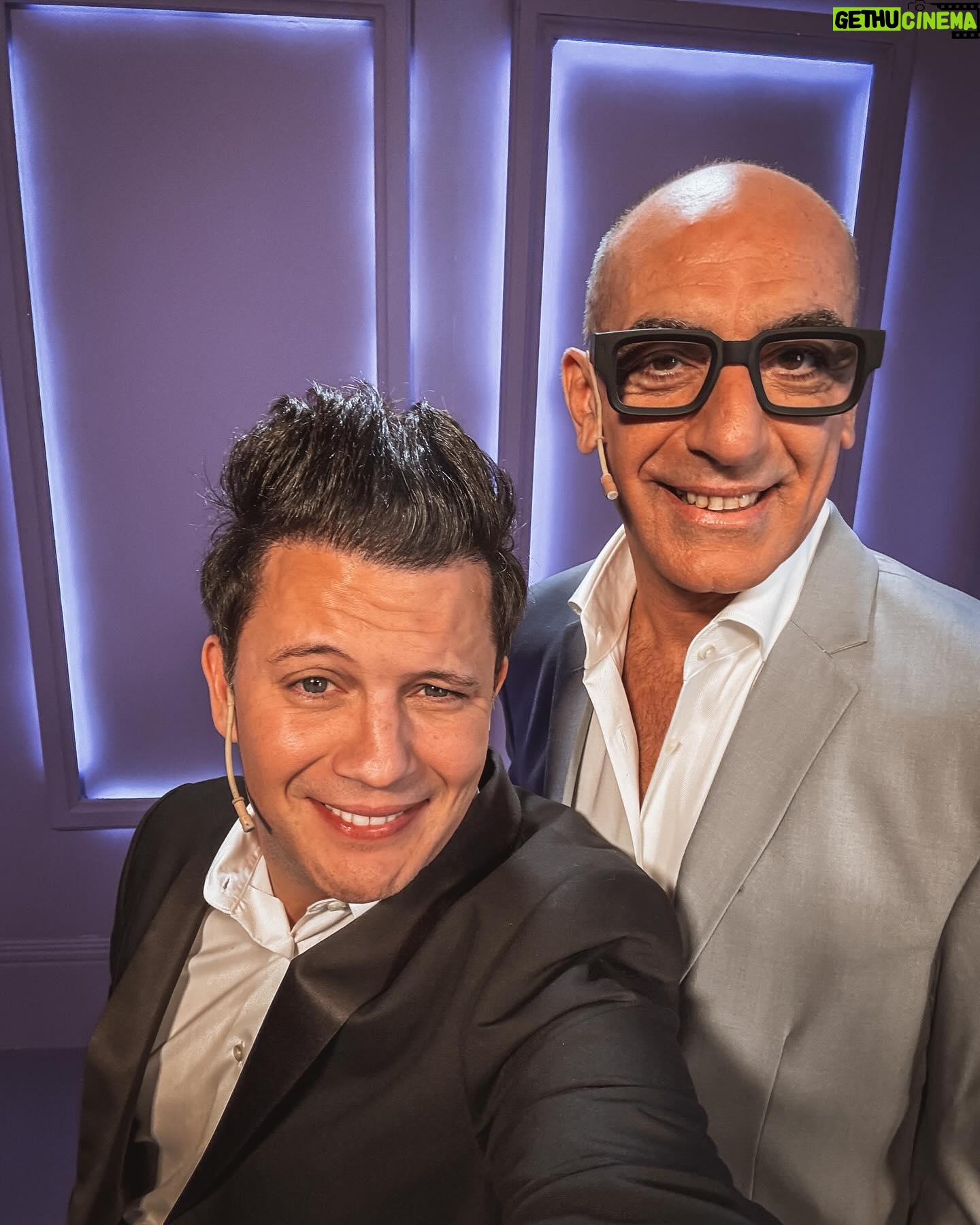 Darío Lopilato - 31.8K Likes - Hoy tengo una cena Romántica con @mirthalegrand en el @eltrecetv a lad 21:30 hs, a lo grande empiezo mi Junio del 2024!!!
- compartí la @lamesazarg con la bella de @roccasalvosusana , @dayubm y @edgardo_alfano .
- outfit from @oggizapatos
@equustienda
- @berniecatoira
Gracias Doc! @draeugeniacastello
@maisonbarragan 💇🏻♂️
