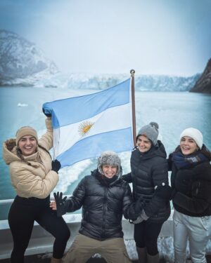 Darío Lopilato Instagram - GLACIARES GOURMET 
@marpatagcruceros ★★★★★
Navegamos por el Lago Argentino, por el Canal de los Témpanos, recorriendo el Brazo Norte, con una vista increíble en el Glaciar Spegazzini, Upsala y Perito Moreno. También desembarcamos en Puesto de Las Vacas 🐮 
Una excursión sumamente recomendable. 

@elcalafatetierradeglaciares 
Gestión: @bal.luciano 
@designsuites 🏨
@babiaviajes ✈️

@carina_bradanini @leti.loo @federicairigaray