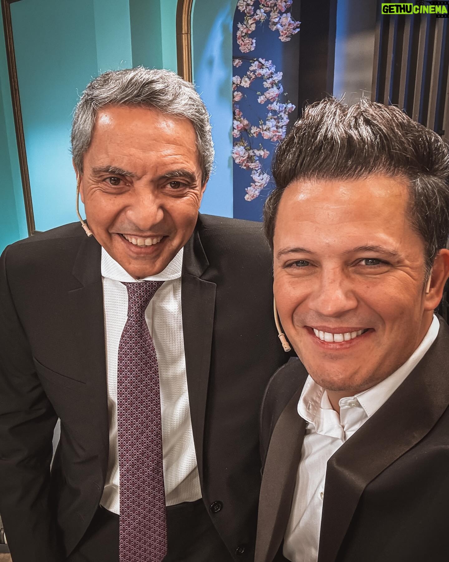 Darío Lopilato - 31.8K Likes - Hoy tengo una cena Romántica con @mirthalegrand en el @eltrecetv a lad 21:30 hs, a lo grande empiezo mi Junio del 2024!!!
- compartí la @lamesazarg con la bella de @roccasalvosusana , @dayubm y @edgardo_alfano .
- outfit from @oggizapatos
@equustienda
- @berniecatoira
Gracias Doc! @draeugeniacastello
@maisonbarragan 💇🏻♂️