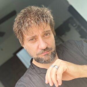 Darío Ripoll Instagram - Hoy toco baño y peinado ,como me divierte esto ! ..🤣🤣 #peluquita #actor #actorstyle #nomascabezadehuevo #felizlunes  les gustaría verme en un personaje con pelo ?? 🫢