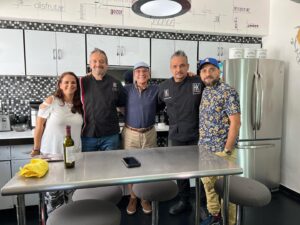 Darío Ripoll Instagram - Cocinando con los primos @chuy.chef @juanjosehk @cateringhk que gusto reencontrarnos por medio de la cocina muy pronto @saborolorysazontv @tvmexiquense 🧑🏼‍🍳