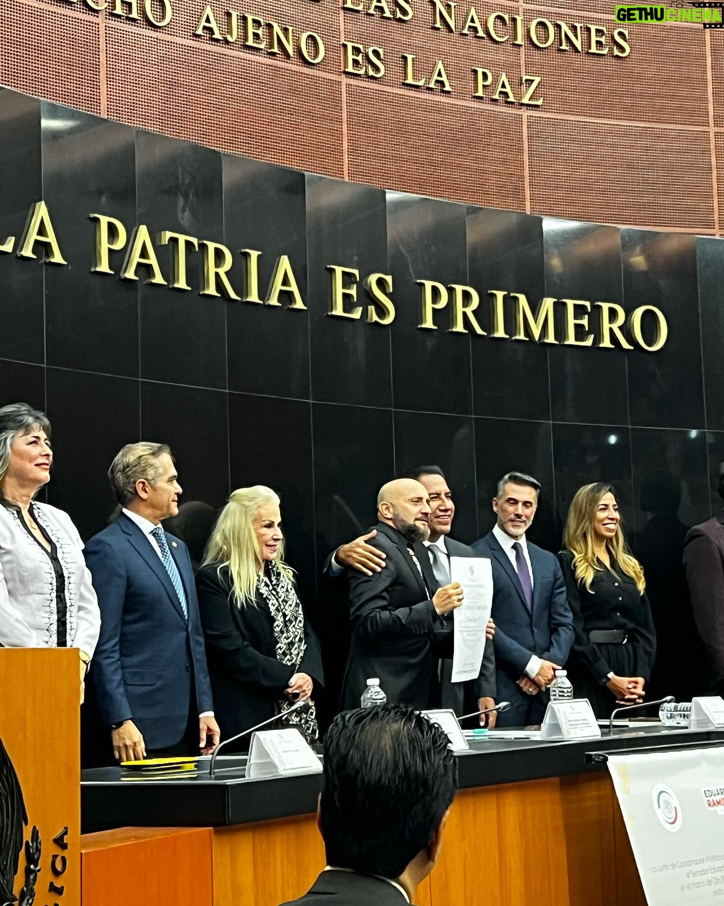 Darío Ripoll - 2.9K Likes - Primera Entrega de reconocimientos por parte del senado de la república en el marco del día internacional del actor a la trayectoria escénica y nuevos talentos, se plantearon iniciativas importantes para el beneficio de todas y todos los actores del país . team @vecinosoficial presente @verania.luken @talithabeckerr #senadodelarepública #diainternacionaldelactor #gracias 🙏