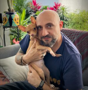 Darío Ripoll Instagram - Aquí con Goliat que nos visitó estas navidades 🐾🐶😍 #chihuahua #doglover #navidad #actor #actorslife #actorstyle