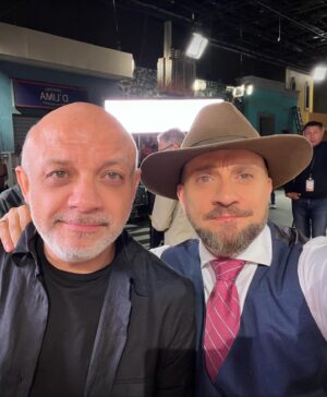 Darío Ripoll Instagram - Como nos divertimos grabando @vecinosoficial  @mayrinvillaneva es una gran compañera y mi productor @eliassolorio es a todo mecate como dice la chaviza! …muy pronto nueva temporada 2024  muchas sorpresas 🙏❤️