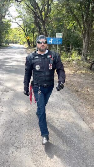 Darío Ripoll Instagram - Rodando ando ! #roadtrip #filming #hustecapotosina #project #rolling  #motorcycle #actor #actorlife @nopalitocine @carlosrodiza 😎🤘