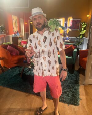 Darío Ripoll Instagram - A falta de iguana me conseguí un dinosaurio! @elcostenohumorista …el genio ! 🙏🦎 #vecinos #proximamente #actor #comedy #serie #elbipolar ✌️😎.