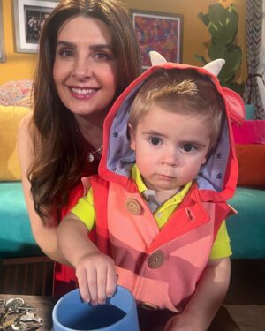 Darío Ripoll Instagram - Luisito Jr . Y su hermosa mamá silvita !? .  @mayrinvillaneva  Los esperan en nuestra nueva temporada de @vecinosoficial este domingo 19 de marzo a las 7:30 @canalestrellas …que fotogénicos ! que familiariosos !!…#vecinos #serie #comedia #bebé #silvita #nuevatemporada ❤️🙌