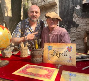 Darío Ripoll Instagram - Con mi amigo Alfonso el escribano, hermosa tipografía medieval búscalo en @valquirico #medieval #escribano #valquiricotlaxcala ✌️😎