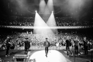 Darius Rucker Instagram - I knew this tour was going to be special, but WOW! Having the time of my life out here!! 

#startingfirestour #countrymusic 

(📷 @christiegoodwin)
