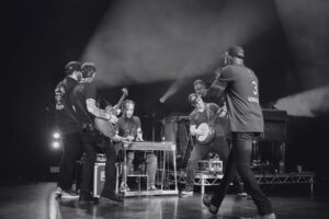 Darius Rucker Instagram - I knew this tour was going to be special, but WOW! Having the time of my life out here!! 

#startingfirestour #countrymusic 

(📷 @christiegoodwin)