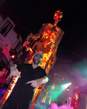 Daron Malakian Instagram - Happy Halloween everyone!!! @HorrorNights has become a fun tradition for me!!!!! 

#UniversalHHN @unistudios #HorrorNights #DaronMalakian #ScarsOnBroadway #DMSOB #SystemOfADown #SOAD 

Photo by @a_khech