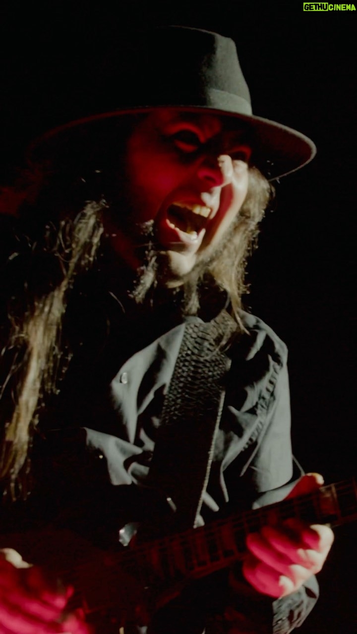 Daron Malakian - 17.3K Likes - Breaking out the moves at @bancofcaliforniastadium.
📹: @sebastienpaquet #DaronMalakian #ScarsOnBroadway #DMSOB #SystemOfADown #SOAD