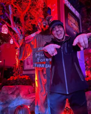 Daron Malakian Instagram - Happy Halloween Mother Fuckers!!!! Universal Halloween Horror Nights is always a blast!! 

Thank you @unistudios. #UniversalHHN
📷: @gayane__k 

#DaronMalakian #ScarsOnBroadway #DMSOB #SystemOfADown #SOAD
