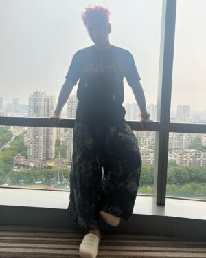 Darren Wang Instagram - 染紅毛～🏀🏀🤡祝電影大紅大紫～🤪 #孤注一擲