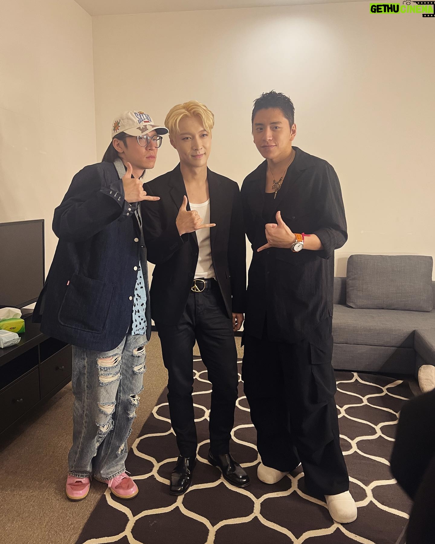 Darren Wang - 52.7K Likes - 這舞美很厲害耶!很用心的演唱會! @layzhang 的座右銘 努力努力再努力!看完真的是!巨星都這麼努力的!我不能偷懶~🤣 @sunny_sunyang