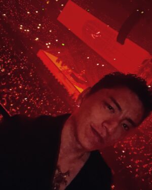 Darren Wang Instagram - 這舞美很厲害耶！很用心的演唱會！ @layzhang 的座右銘 努力努力再努力！看完真的是！巨星都這麼努力的！我不能偷懶～🤣 @sunny_sunyang