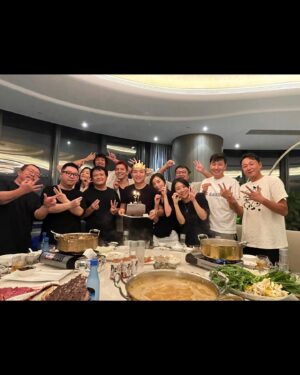 Darren Wang Instagram - 37～🤑🤑祝年輕又帥氣但～已經結婚的申大導演！生日快樂幸福美滿子孫滿堂！哈哈😄能不能寫下一部我騙陸經理啊！🤑🤑🫶🤣