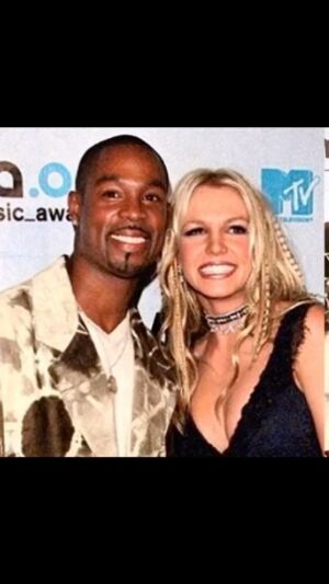 Darrin Henson Instagram - I just wanna let my friend Britney know I’m always here for her ,started that way it’ll always be that way👍🏾 friends for life no rumor or hard talk can break the friendship that we have… @britneyspears you always have an ear and a shoulder in me 🙏🏾 #friendshelpingfriends #britneyspears #darrinhenson #freespeech