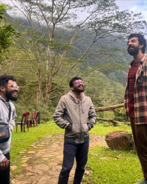 Darshana Rajendran Instagram - Such a gift this film and these people have been. Paradise. 

We’re out in theatres ALLLLL around the world. Please find a theatre near you and catch the film. I promise there’s something for you in it. 

Thank you for these photographs, @nerun_kalpajith 

@prasann_vithanage @roshan.matthew @antochittilappilly @alekaskywarrior @schittil @shyam.fernando.12 @sumithilango @mahendraperera_official @oshe404 @ashfaquedeen @anushka.senanayake @k.music.composer @sreekarprasa