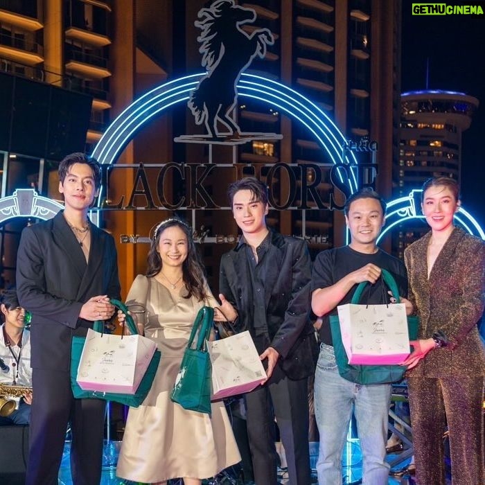 Darvid Kreepolrerk - 3 Likes - รวมแก๊งมาเปิดตี้ที่ Black Horse in the Castle by James Boulangerie ที่ Napalai terrace ชั้น7ICONSIAM ตั้งแต่วันที่ 23/11/2023 - 07/01/2024ที่คุณจะได้สนุกแล้ว สนุกอีก ด้วยมินิคอนเสิร์ตจากศิลปินชื่อดังมาสร้างความสุขให้ทุกค่ำคืน ไม่ว่าจะเป็น วี วิโอเลต, บุรินทร์ บุญวิสุทธิ์,โจอี้ บอยและวง Slot Machine ดื่มด่ำกับบรรยากาศและเลือกรับประทานอาหารจากบูธต่างๆ จากร้านJames Boulangerie และเหล่าพาร์ตเนอร์ อาทิThammachart Seafood,QFresh,Roy’s,Copper Beyond Buffetและฟูฟ่องหมูกรอบ บัตรเข้าร่วมสามารถจองได้แล้ววันนี้ที่ https://www.plutoticket.com/blackhorseinthecastle หรือจองบัตรที่หน้างานได้เลยค่ะ/ครับ