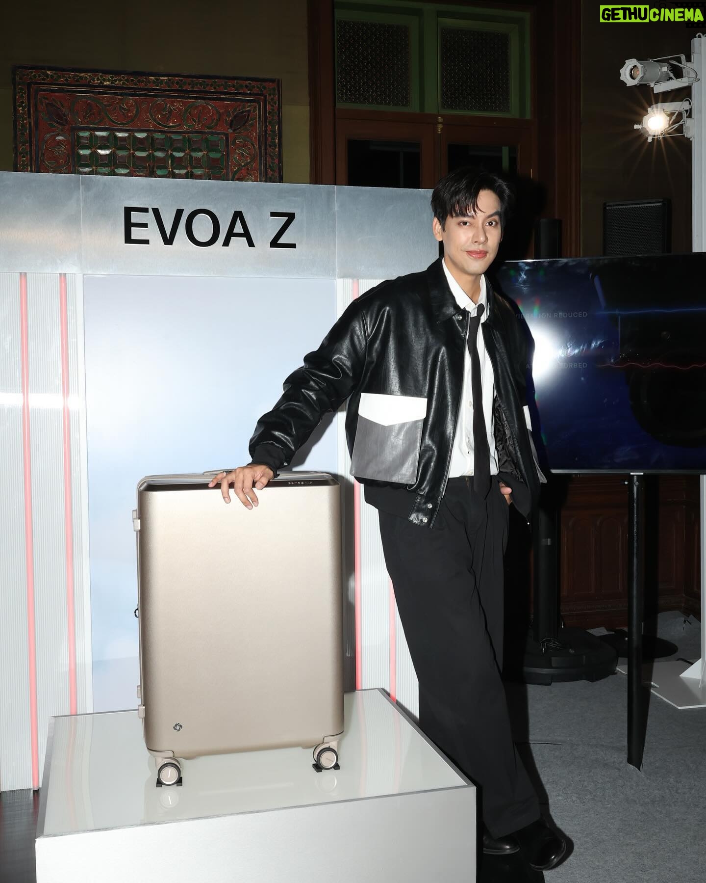 Darvid Kreepolrerk - 3 Likes - วันนี้มางาน Destination Samsonite: Voyaging Through Time เปิดตัว! กระเป๋ารุ่นใหม่ EVOA-Z ได้มาเห็นของจริงก็คือสวยมากกก ทั้งดีไซน์ ทั้งความทนทาน ที่สำคัญคือตัวล้อเป็นนวัตกรรมใหม่ Aero-Trac™ Whirl ลากลื่นขึ้นมากกกก ถูกใจคนเดินทางบ่อยๆ อย่างเราสุดๆ
แล้วที่ประทับใจอีกอย่างคือคอนเซปต์ของงาน Time capsule ยิ่งทำให้เห็น Story อันยาวนานของ Samsonite แล้วทำให้รู้สึกว่าเป็นแบรนด์ที่ Timeless จริงๆ⏱️🧳 #DestinationSamsoniteTH #SamsoniteTH #EVOAZ
@samsoniteth