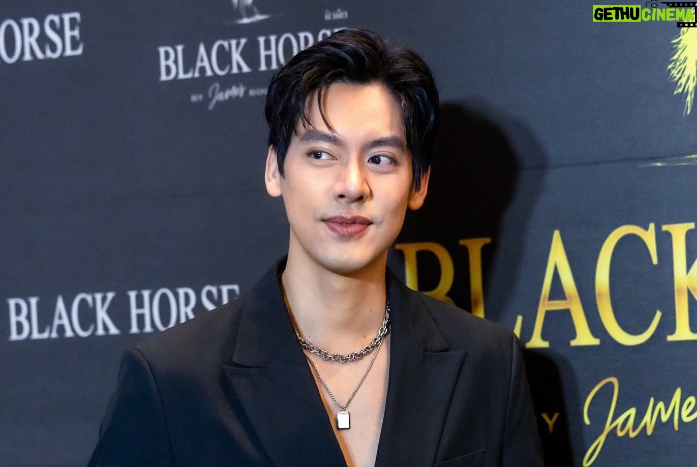Darvid Kreepolrerk - 3 Likes - รวมแก๊งมาเปิดตี้ที่ Black Horse in the Castle by James Boulangerie ที่ Napalai terrace ชั้น7ICONSIAM ตั้งแต่วันที่ 23/11/2023 - 07/01/2024ที่คุณจะได้สนุกแล้ว สนุกอีก ด้วยมินิคอนเสิร์ตจากศิลปินชื่อดังมาสร้างความสุขให้ทุกค่ำคืน ไม่ว่าจะเป็น วี วิโอเลต, บุรินทร์ บุญวิสุทธิ์,โจอี้ บอยและวง Slot Machine ดื่มด่ำกับบรรยากาศและเลือกรับประทานอาหารจากบูธต่างๆ จากร้านJames Boulangerie และเหล่าพาร์ตเนอร์ อาทิThammachart Seafood,QFresh,Roy’s,Copper Beyond Buffetและฟูฟ่องหมูกรอบ บัตรเข้าร่วมสามารถจองได้แล้ววันนี้ที่ https://www.plutoticket.com/blackhorseinthecastle หรือจองบัตรที่หน้างานได้เลยค่ะ/ครับ