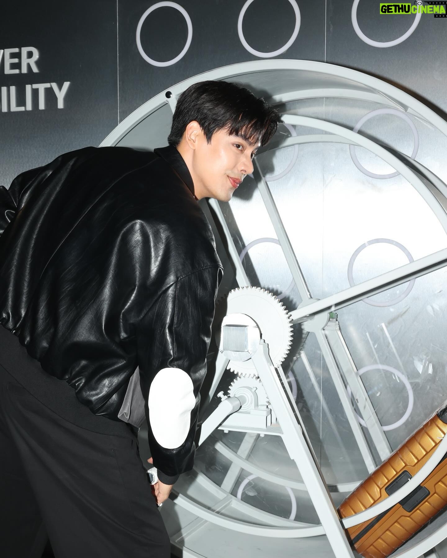 Darvid Kreepolrerk - 3 Likes - วันนี้มางาน Destination Samsonite: Voyaging Through Time เปิดตัว! กระเป๋ารุ่นใหม่ EVOA-Z ได้มาเห็นของจริงก็คือสวยมากกก ทั้งดีไซน์ ทั้งความทนทาน ที่สำคัญคือตัวล้อเป็นนวัตกรรมใหม่ Aero-Trac™ Whirl ลากลื่นขึ้นมากกกก ถูกใจคนเดินทางบ่อยๆ อย่างเราสุดๆ
แล้วที่ประทับใจอีกอย่างคือคอนเซปต์ของงาน Time capsule ยิ่งทำให้เห็น Story อันยาวนานของ Samsonite แล้วทำให้รู้สึกว่าเป็นแบรนด์ที่ Timeless จริงๆ⏱️🧳 #DestinationSamsoniteTH #SamsoniteTH #EVOAZ
@samsoniteth